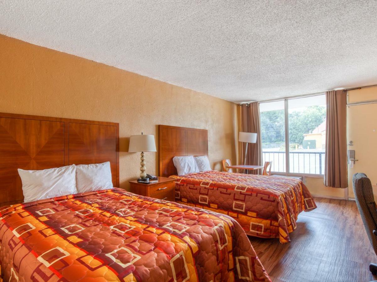 Budgetel Inn & Suites Forest Park Esterno foto