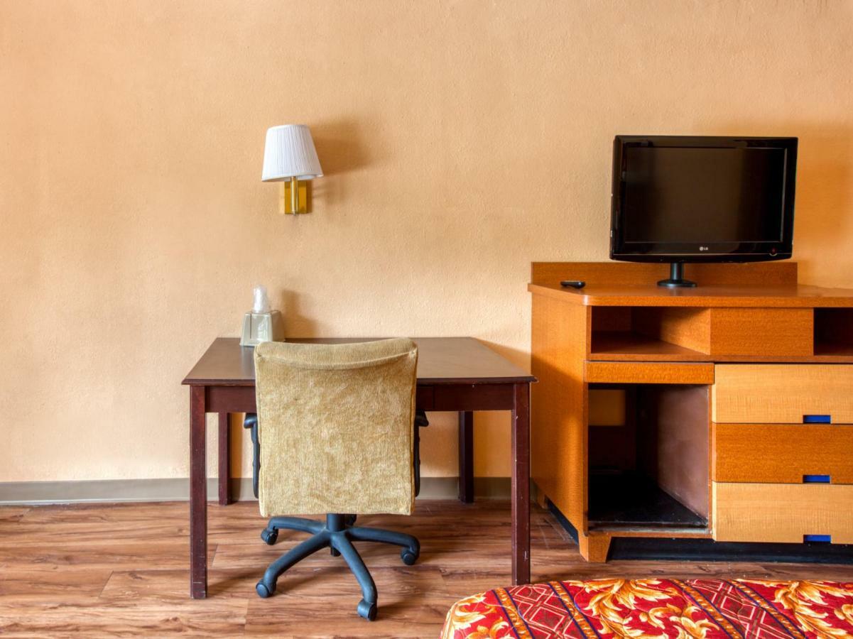 Budgetel Inn & Suites Forest Park Esterno foto