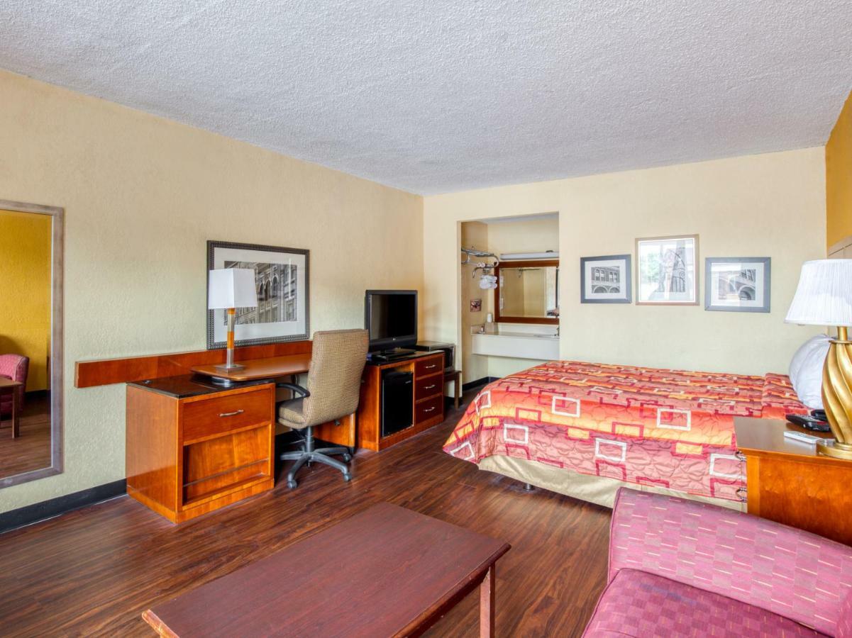 Budgetel Inn & Suites Forest Park Esterno foto