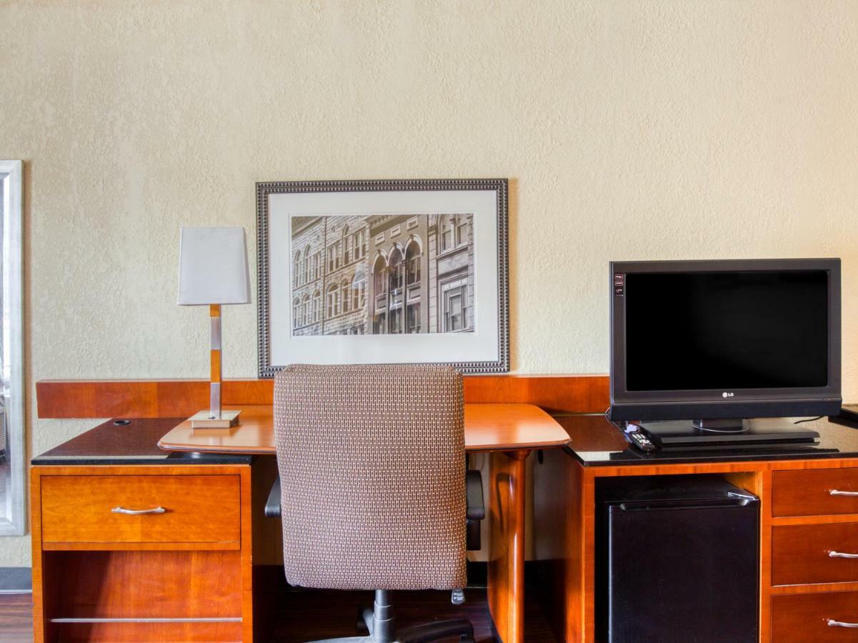 Budgetel Inn & Suites Forest Park Esterno foto