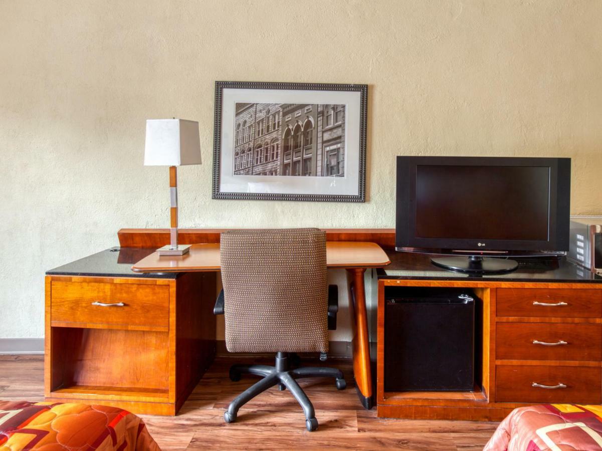 Budgetel Inn & Suites Forest Park Esterno foto